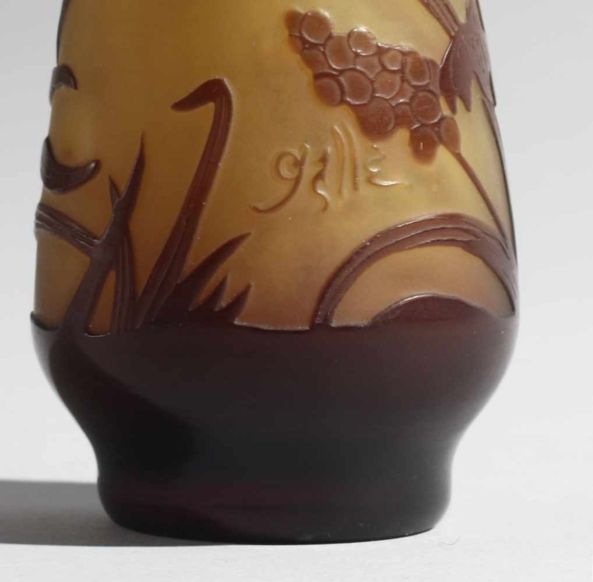 Jugendstil-Vase mit FrühlingsblumenFarbloses mattiertes Glas, violett überfangen. Formgeblasen. - Bild 6 aus 6