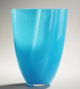 Dänische VaseFarbloses, dickerwandiges Glas, hellblau unterfangen. Über ovalem Stand gestreckte