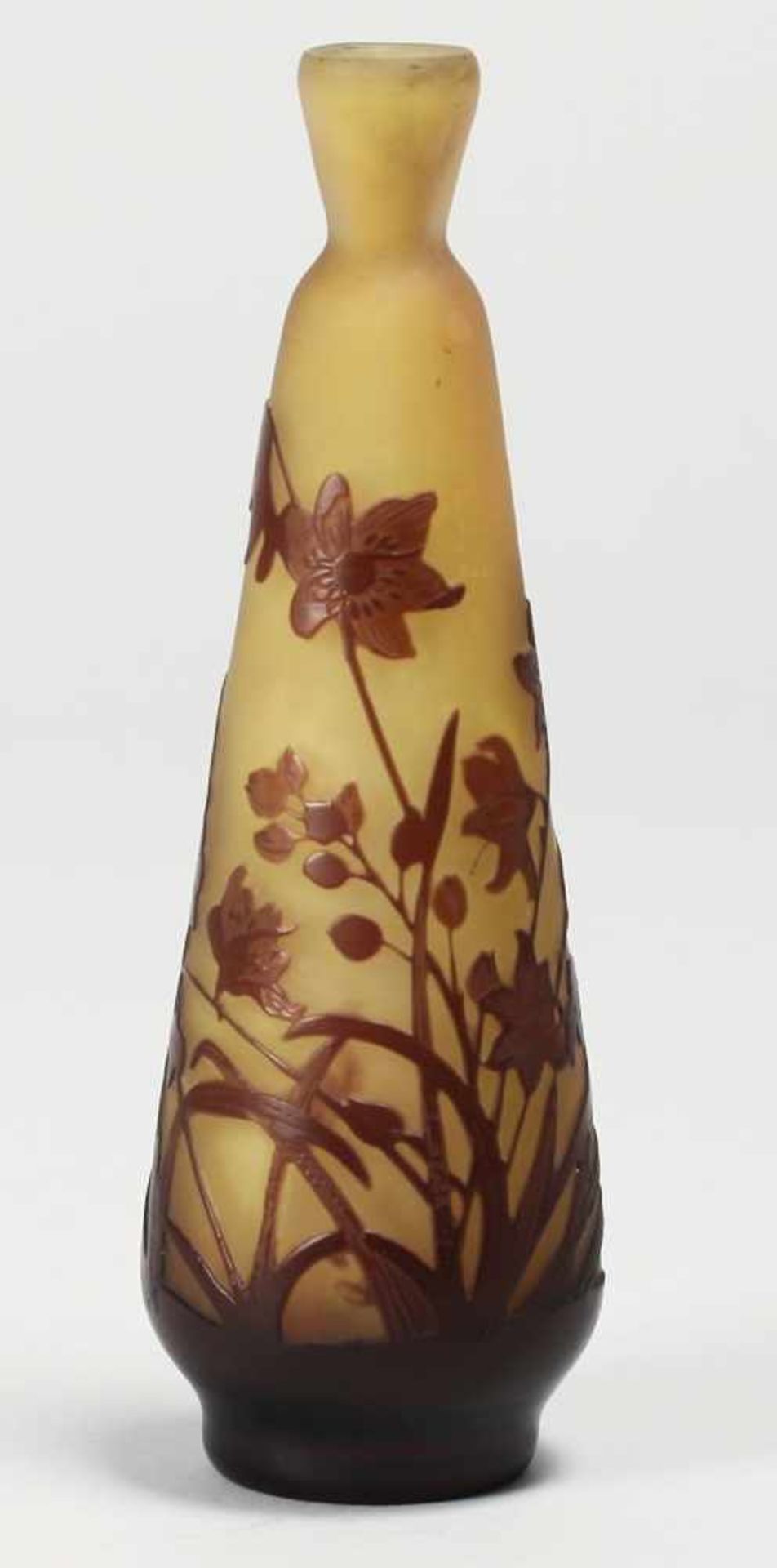 Jugendstil-Vase mit FrühlingsblumenFarbloses mattiertes Glas, violett überfangen. Formgeblasen.