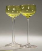 Paar Jugendstil-LikörgläserFarbloses Glas, part. grün unterfangen. Formgeblasen. Scheibenfuß,