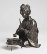 Skulptur einer Trommlerin2-tlg. Bronze, patiniert. Darstellung einer knienden jungen Frau im