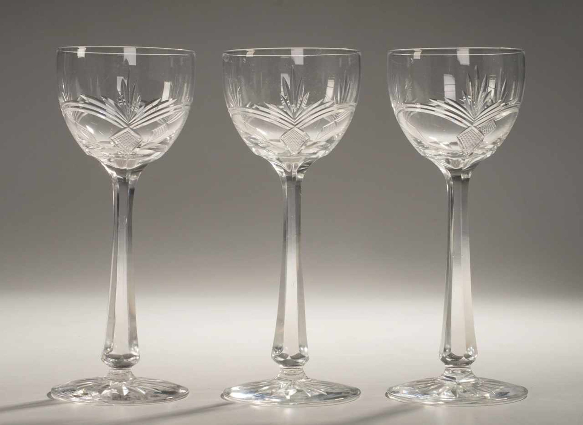 Drei Jugendstil-WeingläserFarbloses Glas. Formgeblasen. Scheibenfuß mit Bodenstern, facettierter,