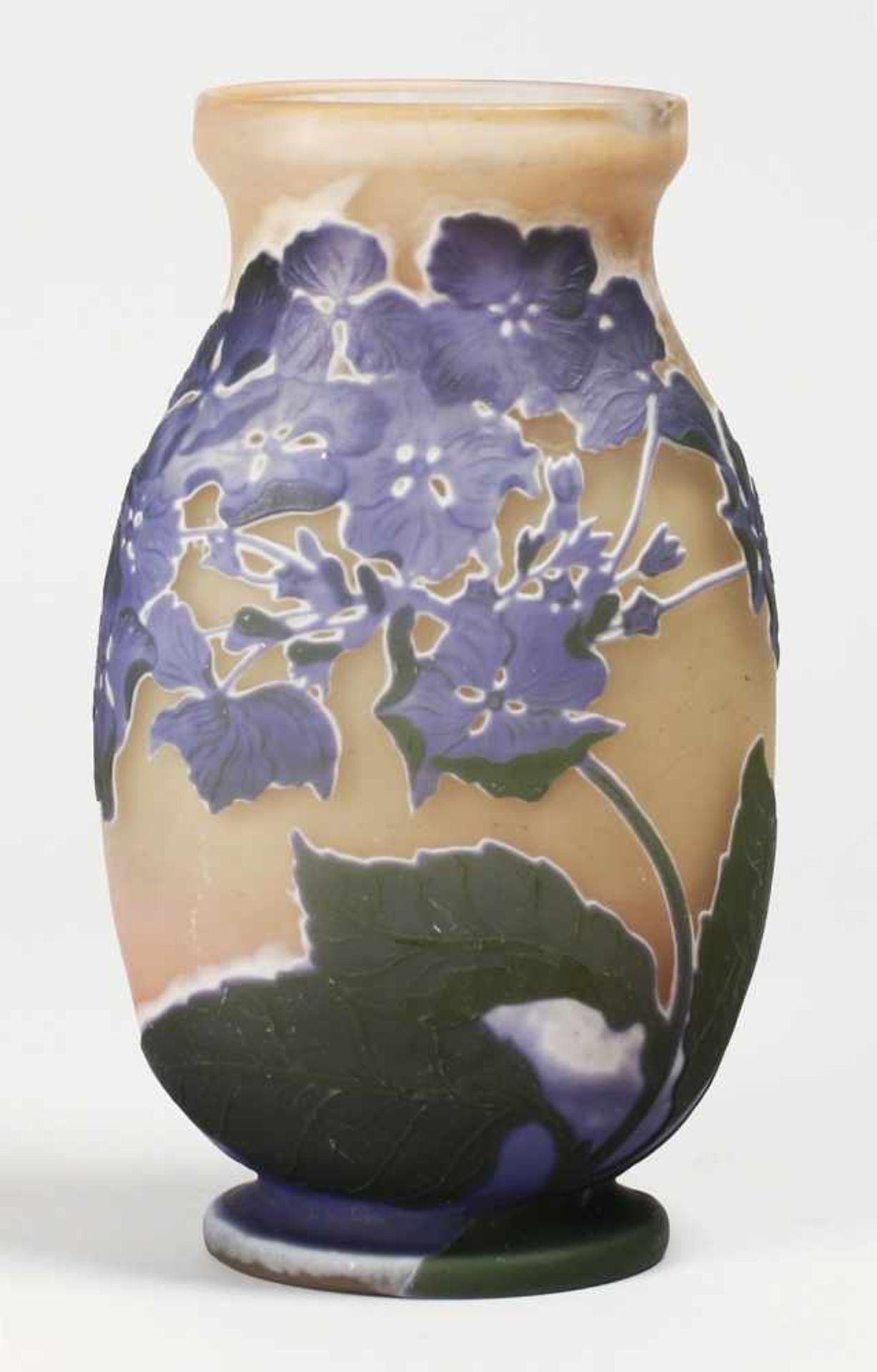 Jugendstil-Vase mit HortensieFarbloses mattiertes Glas, innen rosafarben unter-, außen weiß, violett