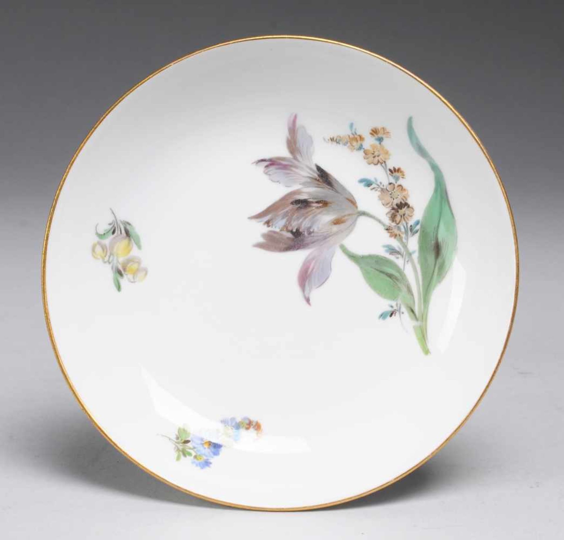 Schälchen mit BlumenmalereiWeiß, glasiert. Glattrandig. Polychrome Bemalung mit Tulpenstängel u.