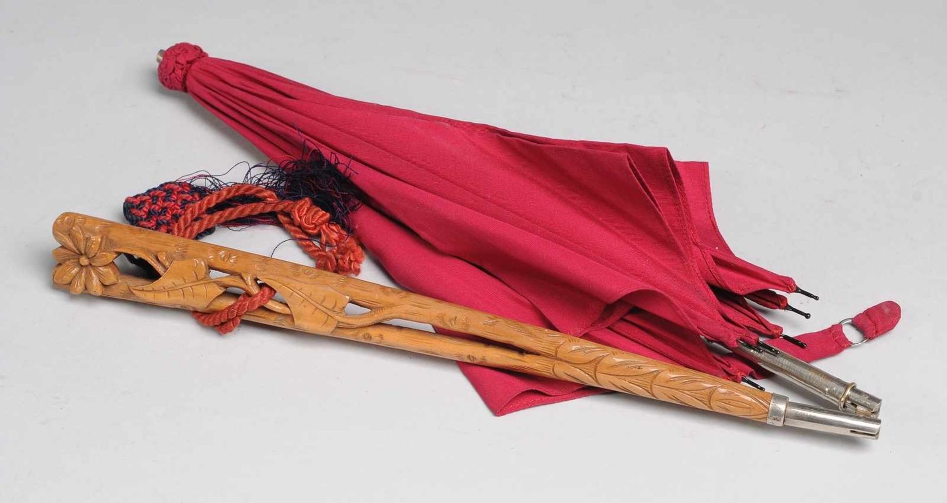 Knick-Sonnenschirm "Marquise"Als Astgabel mit Blatt- u. Blütenbesatz geschnitzter Holzgriff, daran - Bild 2 aus 2