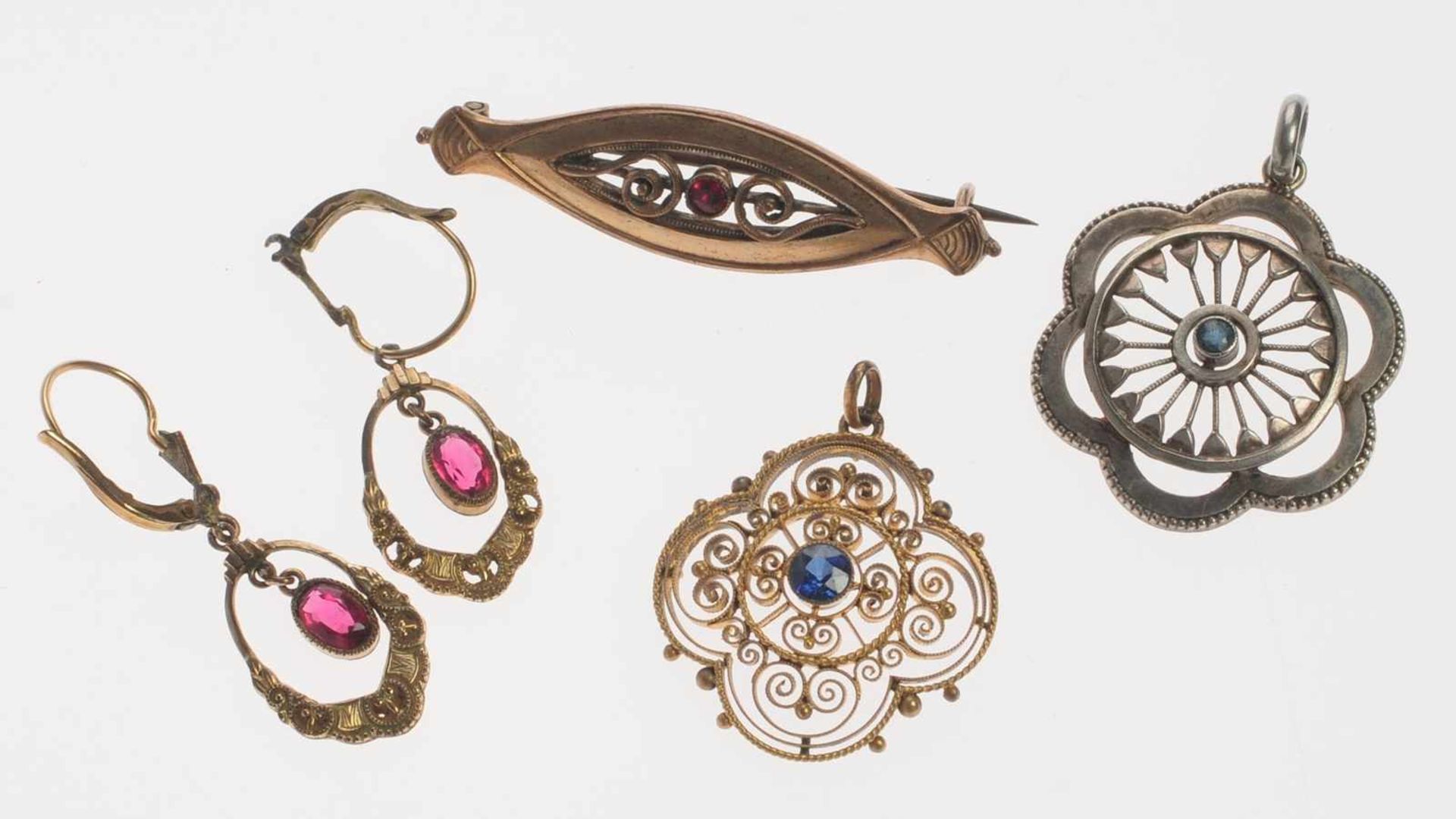 Konvolut Jugendstil-Schmuck4-tlg. 2 Anhänger, Paar Ohrhänger u. Brosche. Versch. Materialien u.