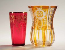 Zwei BechergläserFarbloses Glas, gelb bzw. rot gebeizt. Formgeblasen. Becher mit konkav