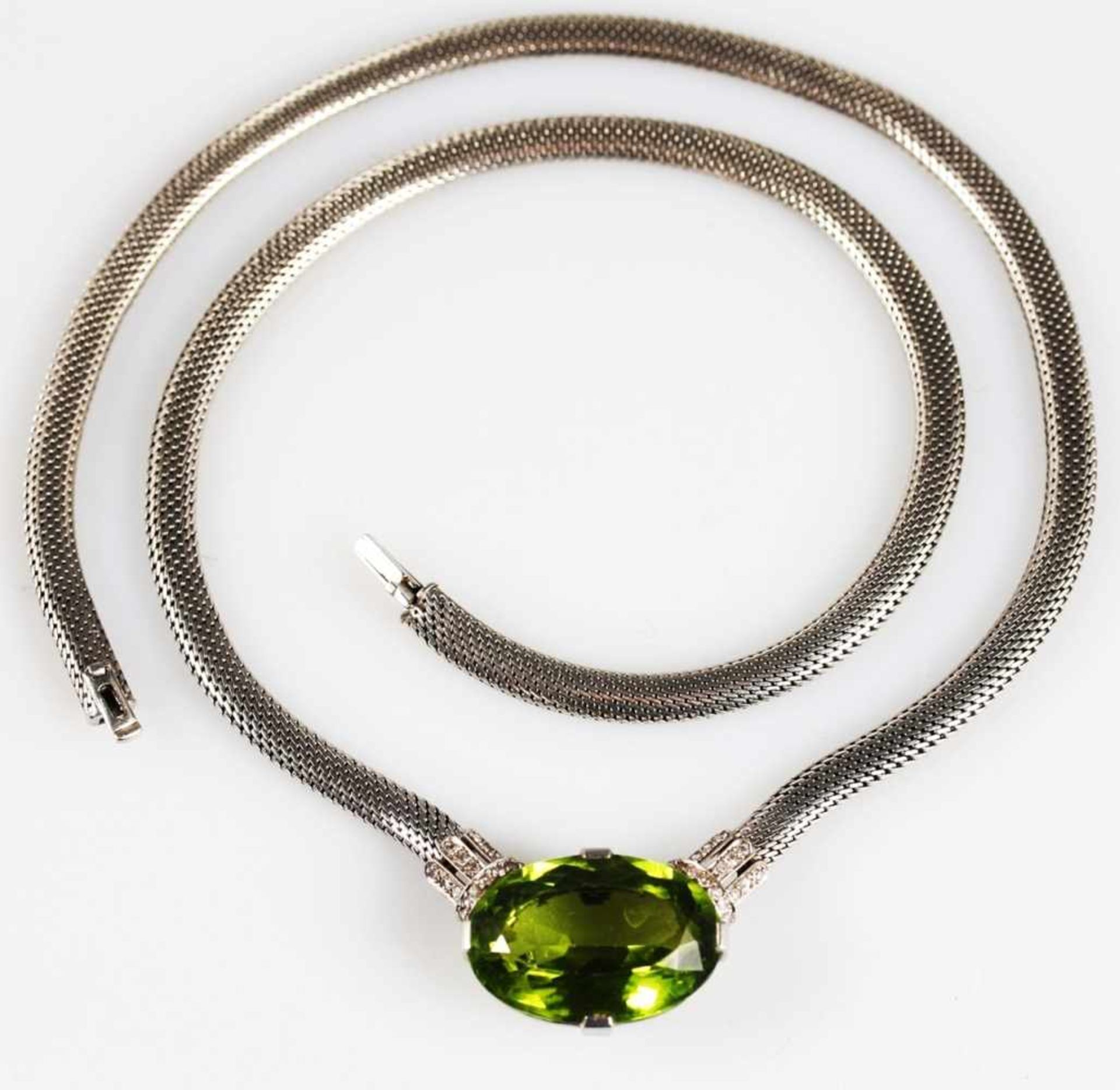 Peridot-Collier960er Platin. An kräftiger Schlangenkette großer krappengefasster, querovaler,