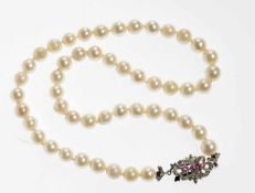 Perlen-Kette mit Schmuckschließe49 im einreihigen Verlauf gefädelte u. einzeln geknotete Perlen (