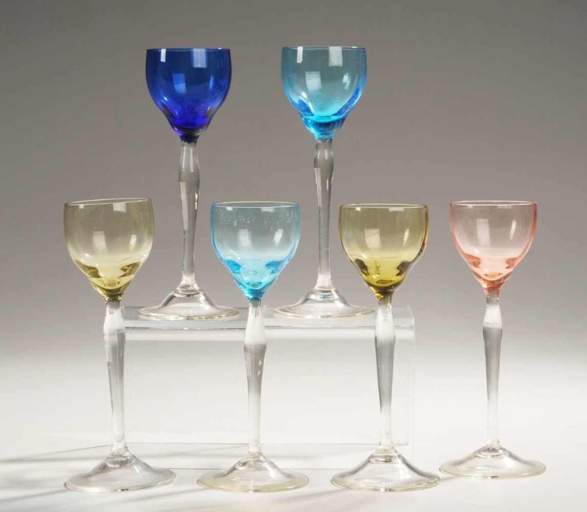 Sechs Jugendstil-LikörstängelgläserFarbloses Glas, part. blau, olivgrün bzw. rot unterfangen.