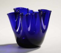 TaschentuchvaseKobaltblaues Glas. Formgeblasen u. frei geformt. Gemuldete Form mit 7-fach