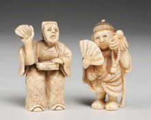 Netsuke und OkimonoElfenbein. Vollplastisch gearbeitete Darstellungen männlicher Figuren.