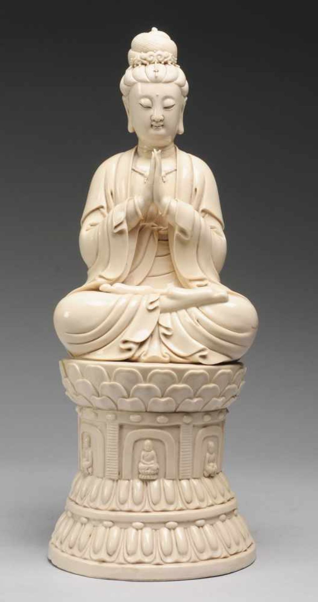 Blanc-de-Chine Figur des GuanyinPorzellan, sogen. Dehua ware. Auf Lotosthron Darstellung des Guanyin