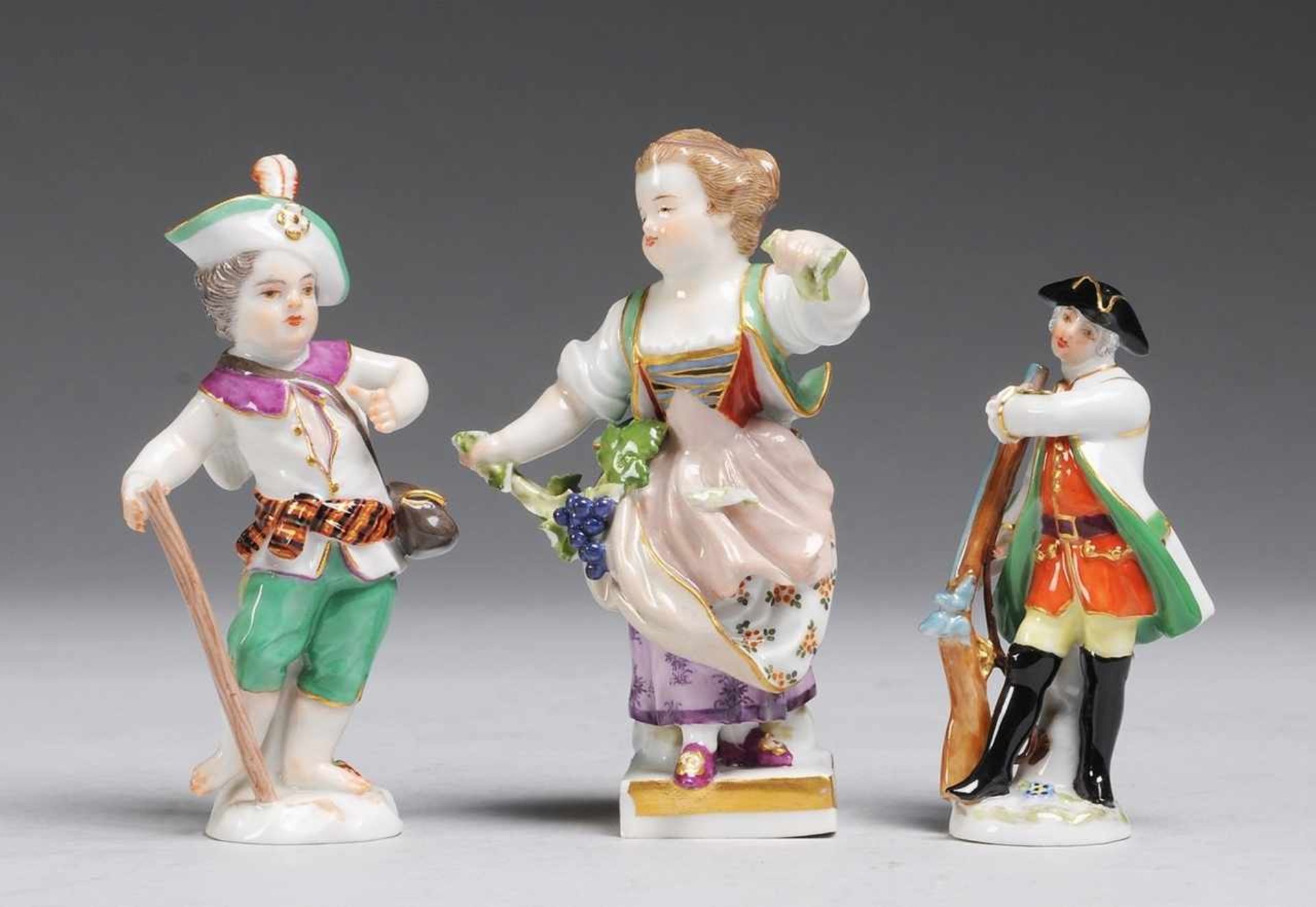 Drei Meissener PorzellanfigurenWeiß, glasiert. "Gärtnerkind". Modellnr. G 7 (Entw.: Victor Acier,