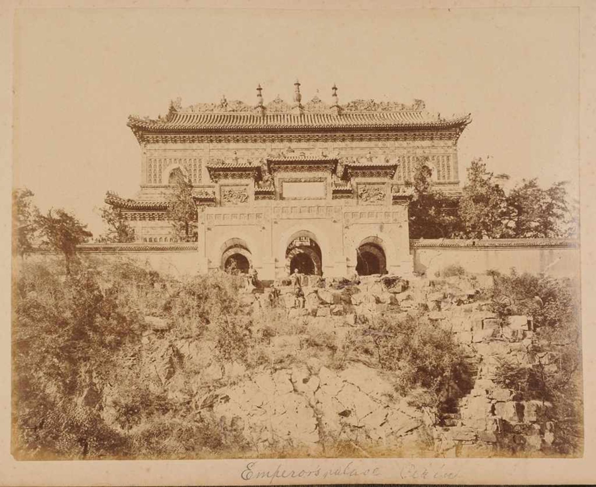 Fotoalbum mit historischen China-AnsichtenCa. 72 sepiafarbene Albuminabzüge. Versch. Darstellungen - Bild 2 aus 8