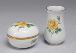 Vase und Deckeldose "Gelbe Rose"Weiß, glasiert. Polychrome Bemalung. Goldränder. Schwertermarke, 1 x
