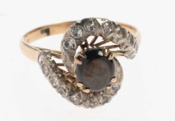 Diamant-Ring mit Falkenauge14 K GG. Schmale, l. gewölbte Ringschiene. Am Ringkopf geschweiftes,