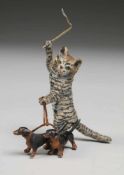 Miniaturfigur, sogen. Wiener BronzeBronze, polychrom staffiert. Auf den Hinterbeinen stehende Katze,