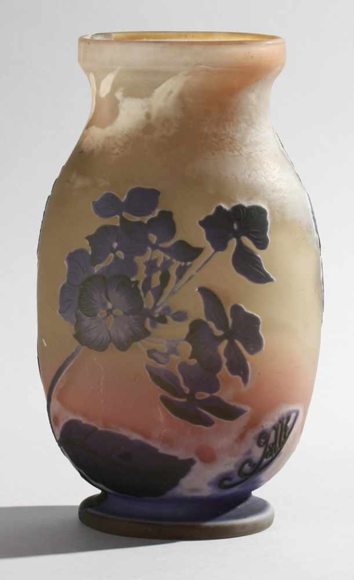 Jugendstil-Vase mit HortensieFarbloses mattiertes Glas, innen rosafarben unter-, außen weiß, violett - Bild 3 aus 7