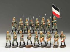 Konvolut Elastolin-Massefiguren Soldaten in Parade17-tlg. Massegemisch, polychrom bemalt.