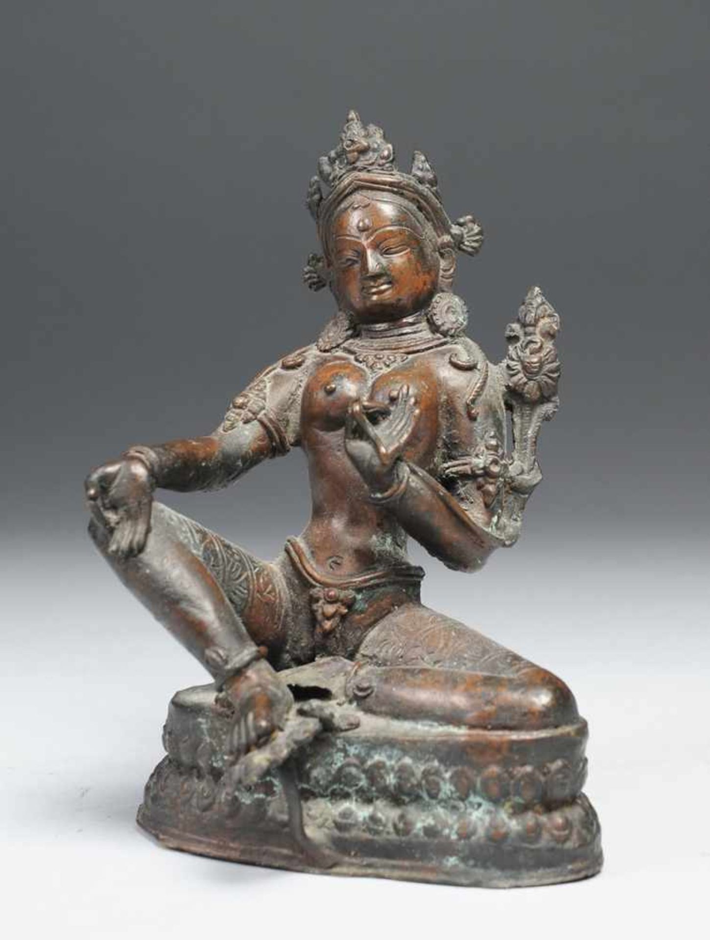 Paar Bronzen der TaraPatiniert. Auf rundem Lotossockel stehende Darstellung der weißen Tara, die - Bild 2 aus 3