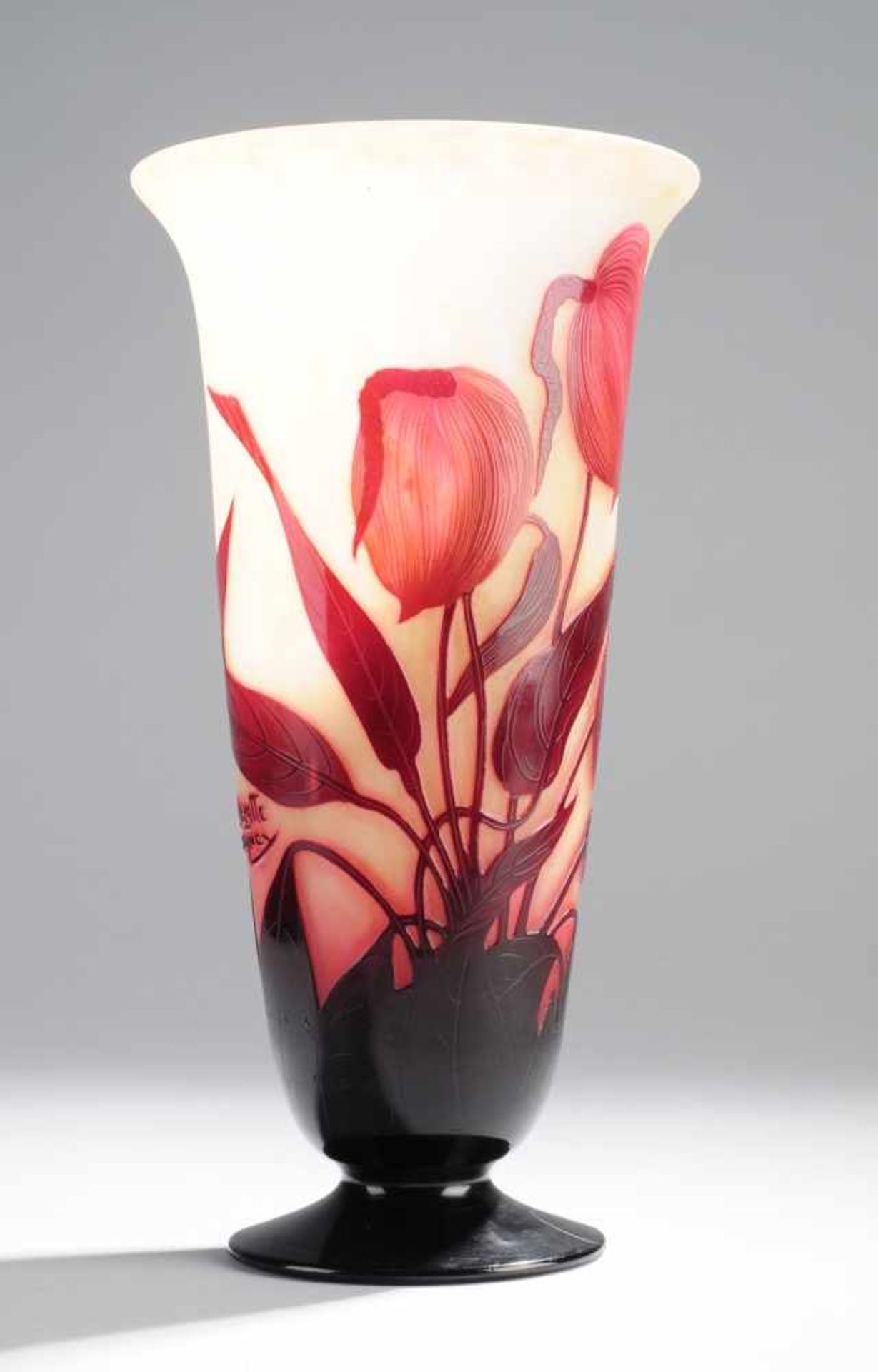 Große Vase mit AnthurienFarbloses Glas mit weißen Pulvereinschmelzungen, rotviolett überfangen.