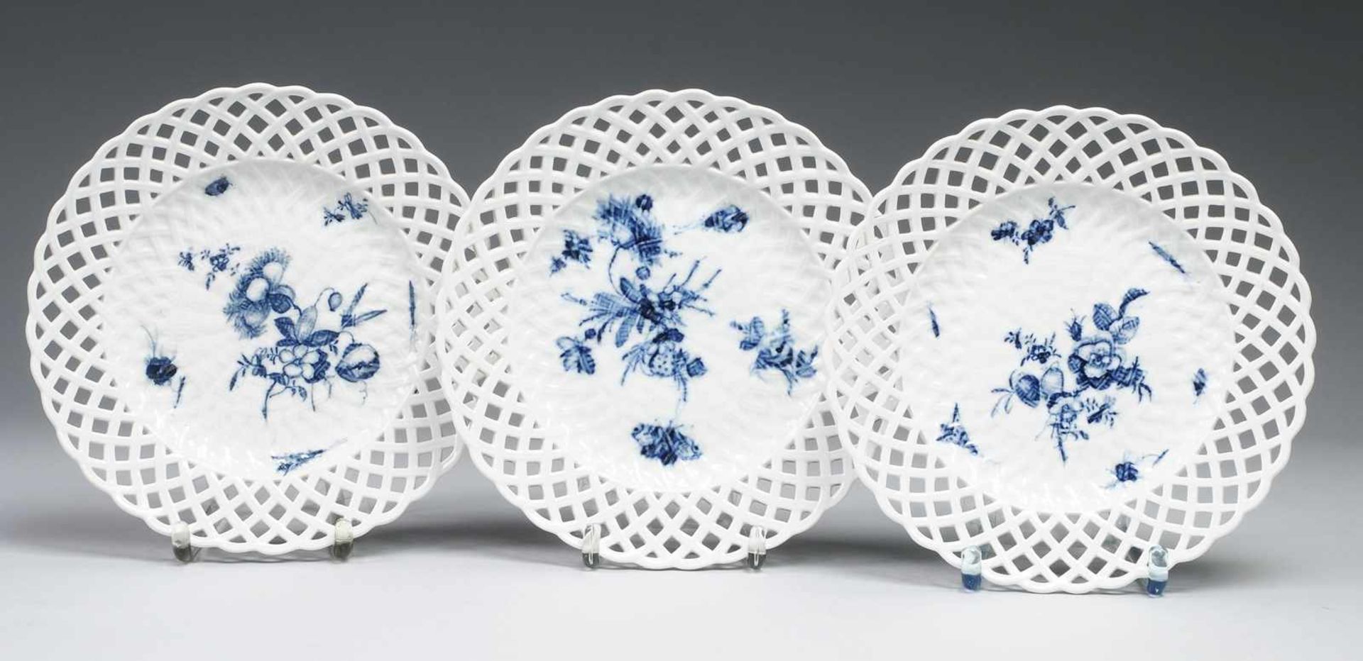 Drei "Punktzeit"-Korbrandteller "Blaue Blume mit Insekten"Weiß, glasiert. Fahne mit durchbrochen