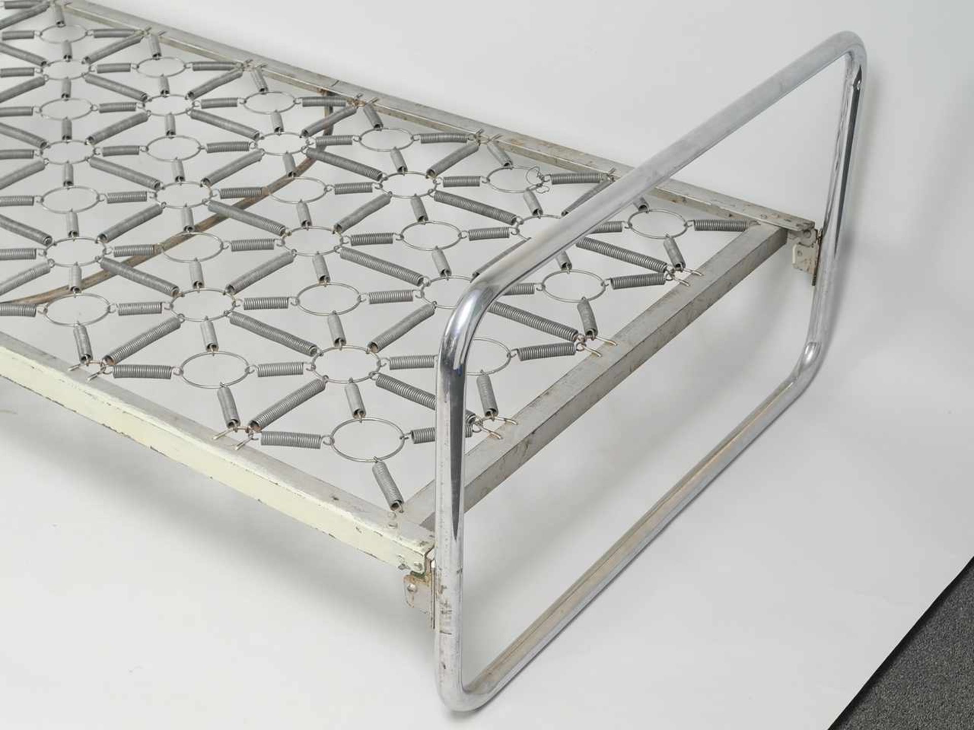 Stahlrohr-Bett, Entwurf Alfred Roth und Le CorbusierKopf- u. Fußteil aus verchromtem Stahlrohr. - Bild 2 aus 3