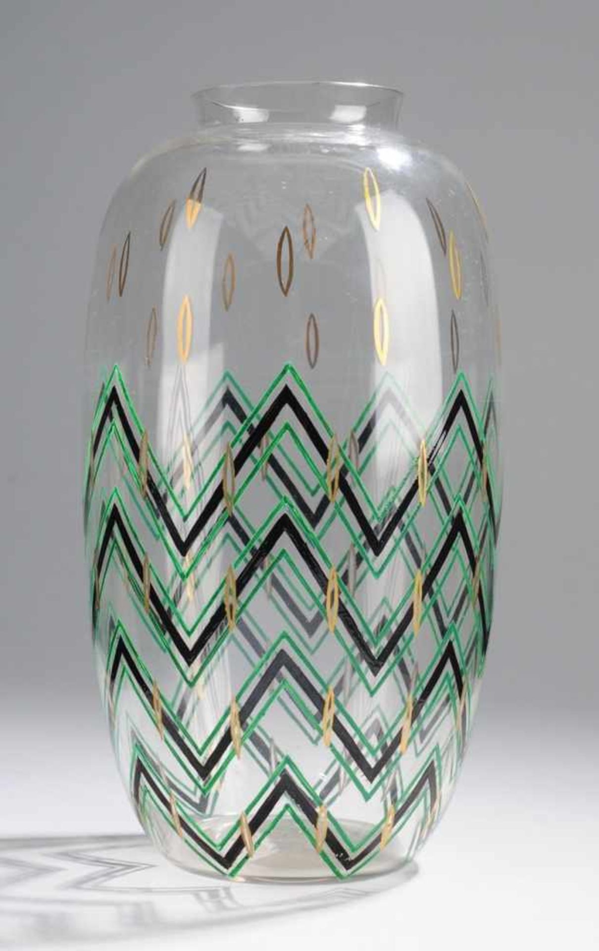 Jugendstil-VaseFarbloses Glas. Formgeblasen. Eiförmig gestreckter Korpus. Polychrome geometrische