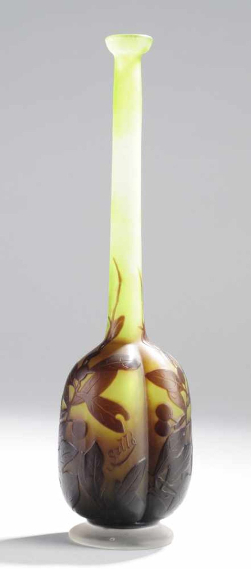 Vase mit SchlehenzweigenFarbloses Glas mit grünen Pulvereinschmelzungen, violett überfangen. - Bild 3 aus 3