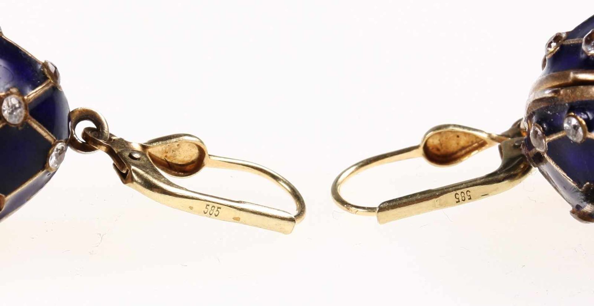 Paar Emaille-OhrhängerSilber, vergoldet. An hochgeschwungenen Klappbrisuren (gest. "585" GG) jew. - Bild 2 aus 4