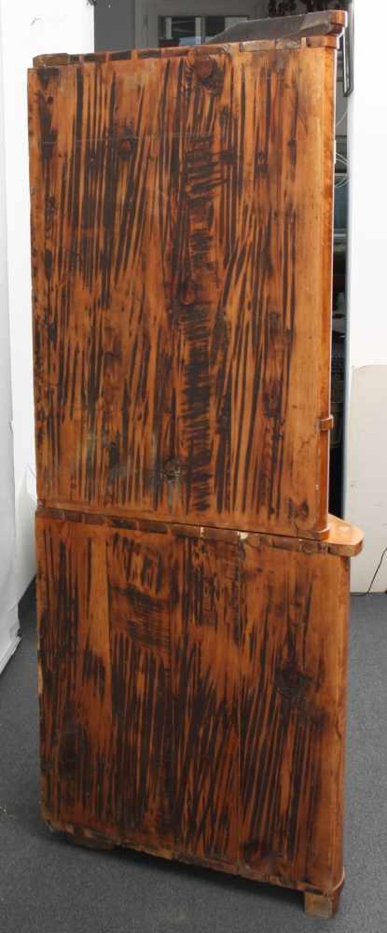 Biedermeier-EckschrankBirke, auf Nadelholz furniert. Gerade Front mit gerundeten Ecken. Unterbau - Bild 3 aus 4