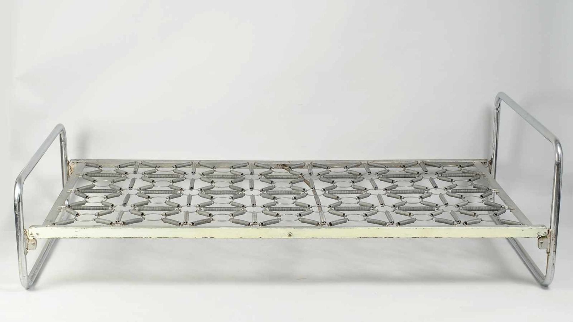 Stahlrohr-Bett, Entwurf Alfred Roth und Le CorbusierKopf- u. Fußteil aus verchromtem Stahlrohr.