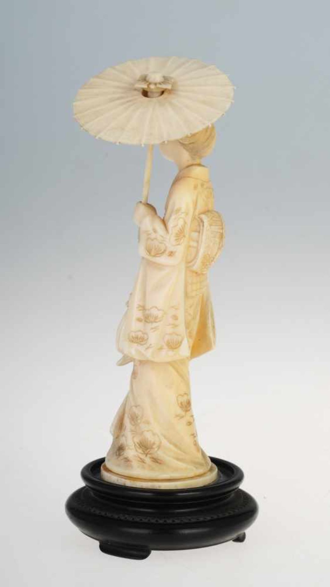 Okimono einer GeishaBein. Auf rundem geschwärzten Holzsockel Darstellung einer jungen Frau, einen - Image 3 of 3