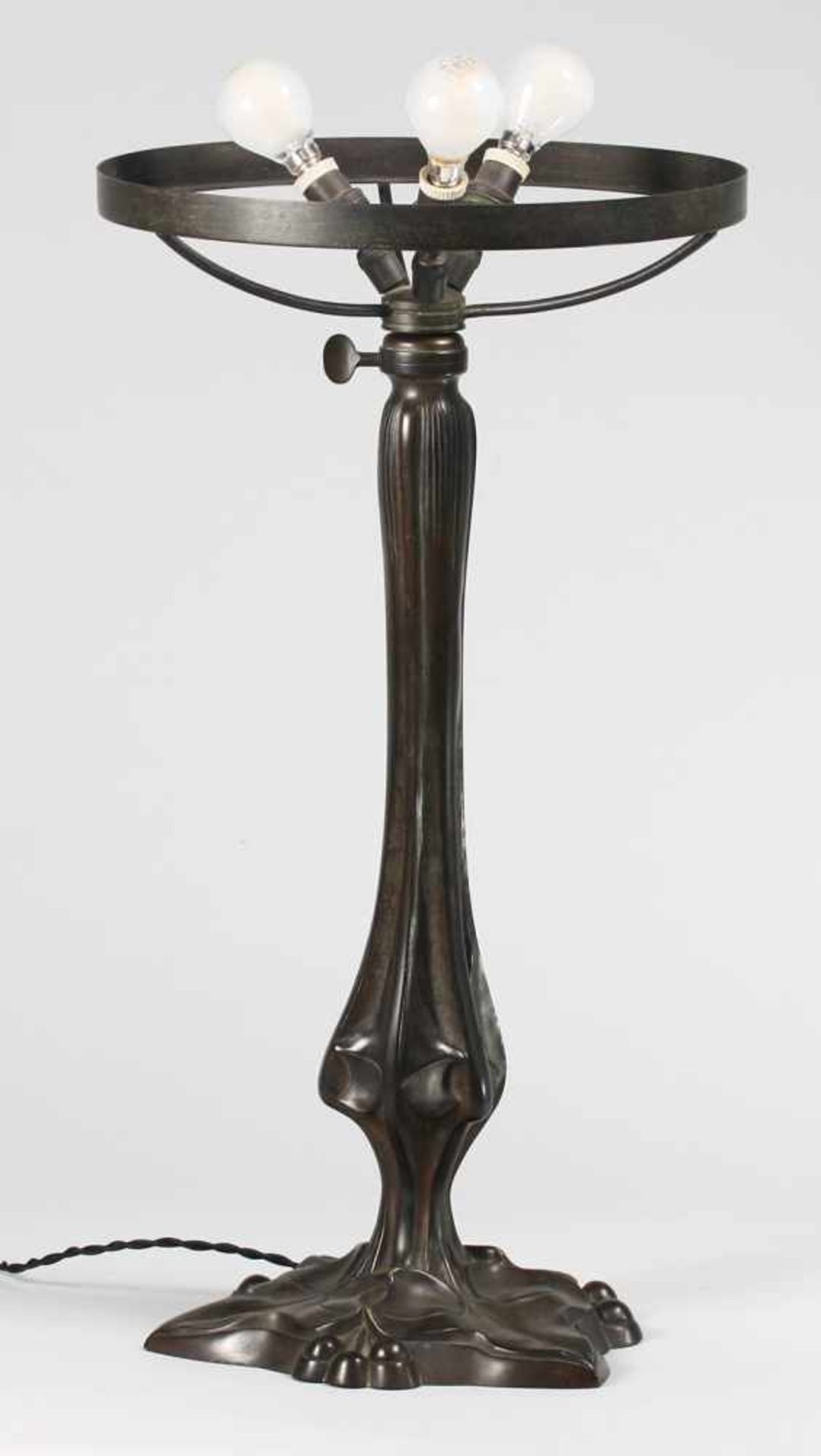 Große Jugendstil-Tischlampe3-flg. Bronze, patiniert. Fuß u. Schaft mit reliefierten Efeumotiven. - Bild 9 aus 11