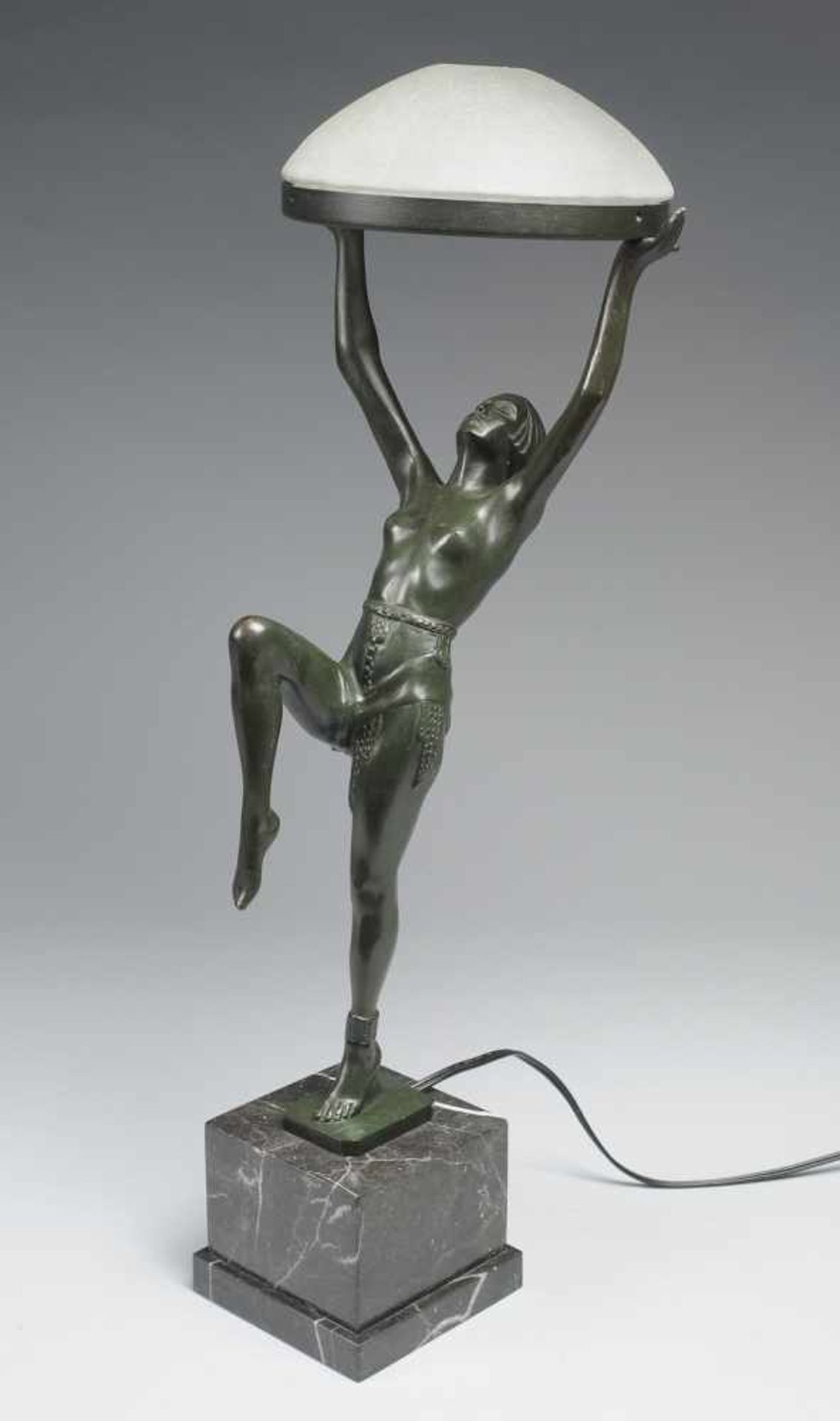 Art-Déco-Tischlampe, Entwurf Max Le Verrier1-flg. Wohl Régule, patiniert. Tänzerin auf schwarzem - Bild 2 aus 2