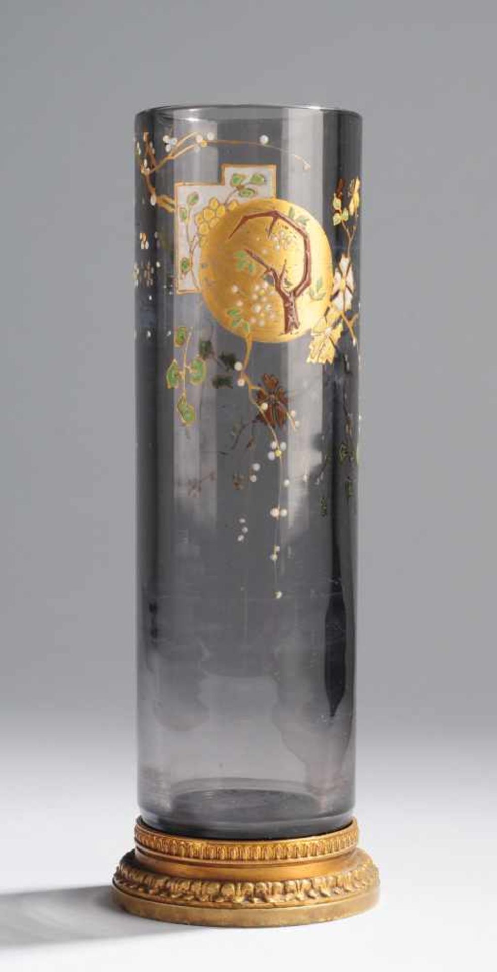 Jugendstil-VaseRauchquarzfarbenes Glas. Formgeblasen, ausgekugelter Abriss. Zylindrischer Korpus.