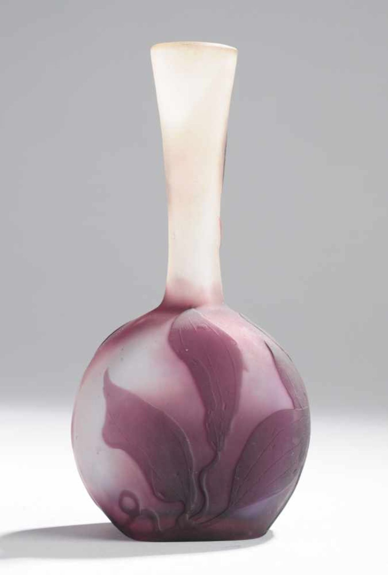 Kleine Vase mit ClematisFarbloses Glas, violett überfangen. Formgeblasen, ausgekugelter Boden. - Bild 2 aus 2