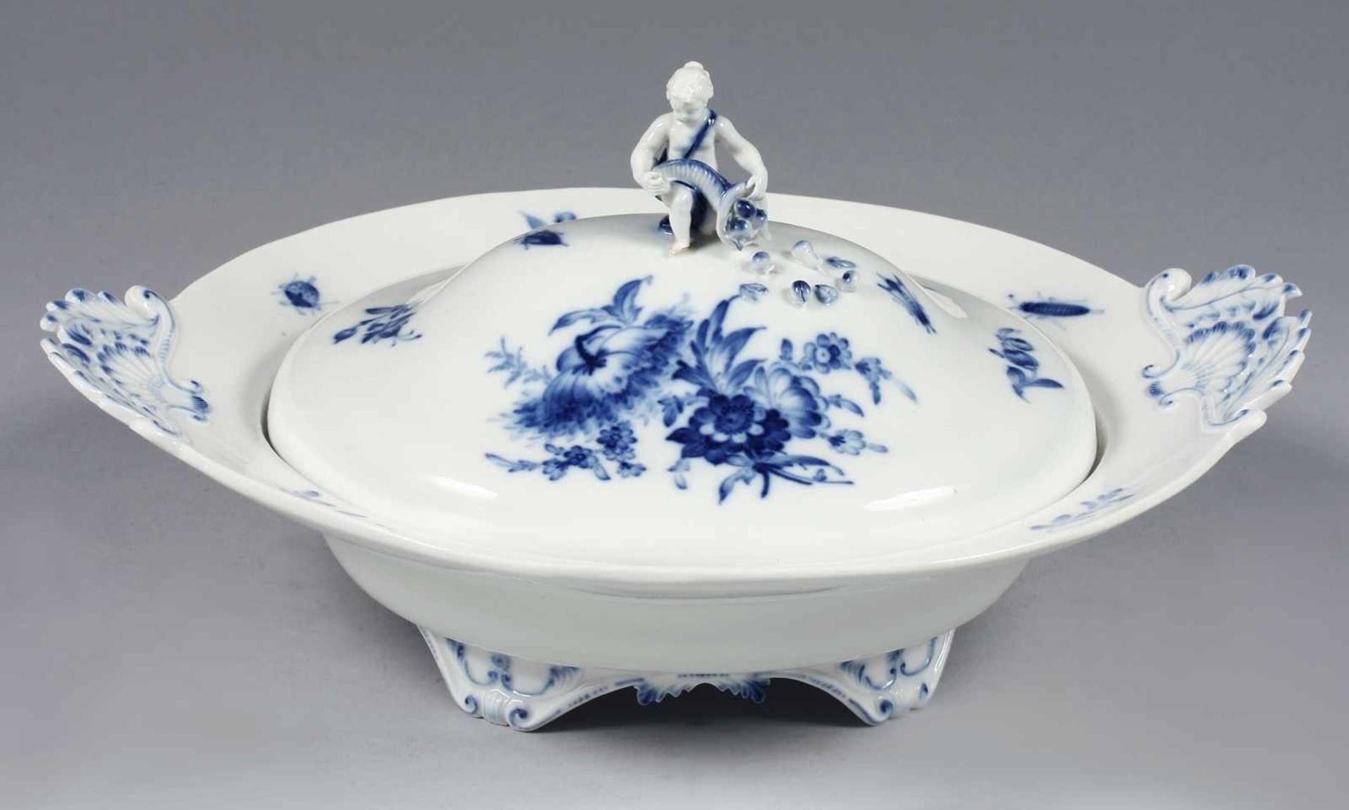 Deckelschüssel "Blaue Blume mit Insekten"Weiß, glasiert. Ovale Form mit glattem Rand u. gemuschelten