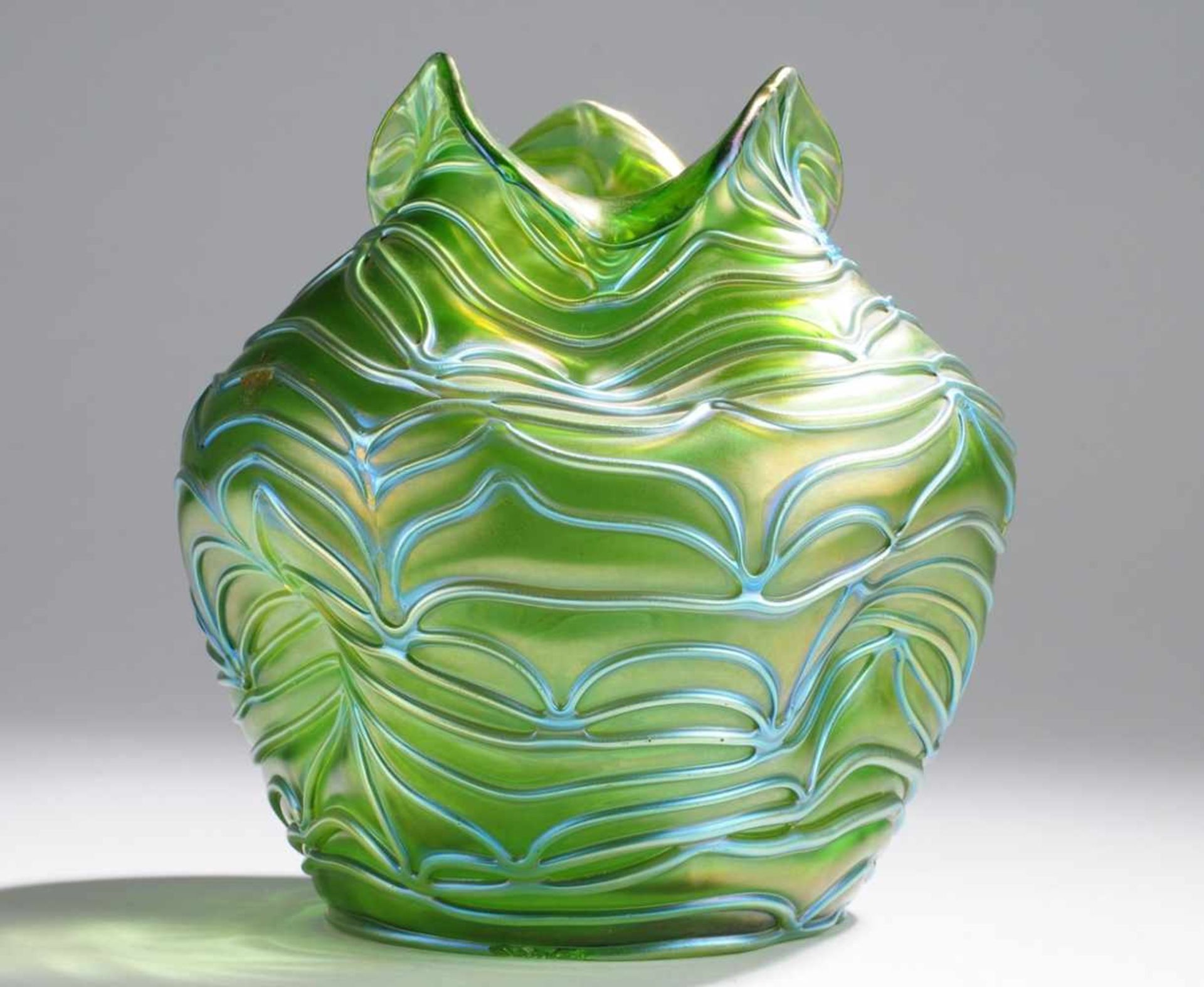 Jugendstil-Vase "Formosa"Grünes Glas, reduziert u. matt irisiert. Formgeblasen u. frei geformt,