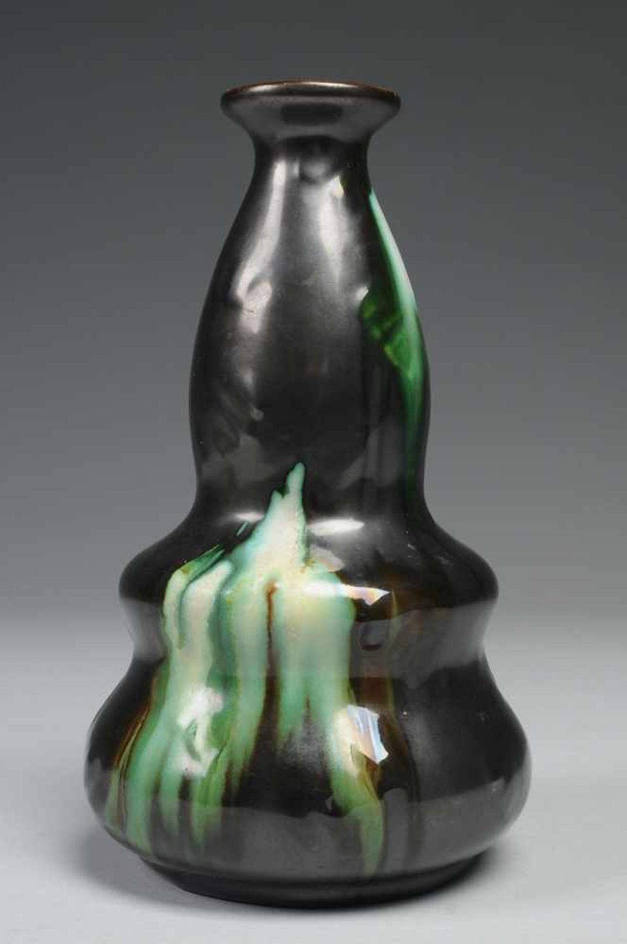 Jugendstil-Vase mit LaufglasurSandfarbener Scherben. Flaschenförmiger, mehrfach profilierter Korpus.