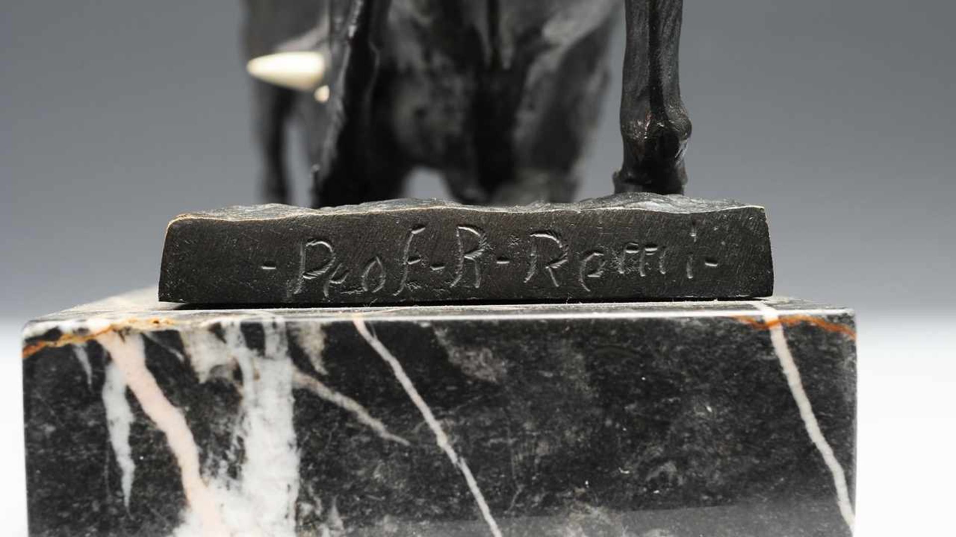 Remi, R.(Französischer Bildhauer, A. 20. Jh.) Bronze, patiniert. Über rechteckigem Marmorsockel u. - Image 2 of 3