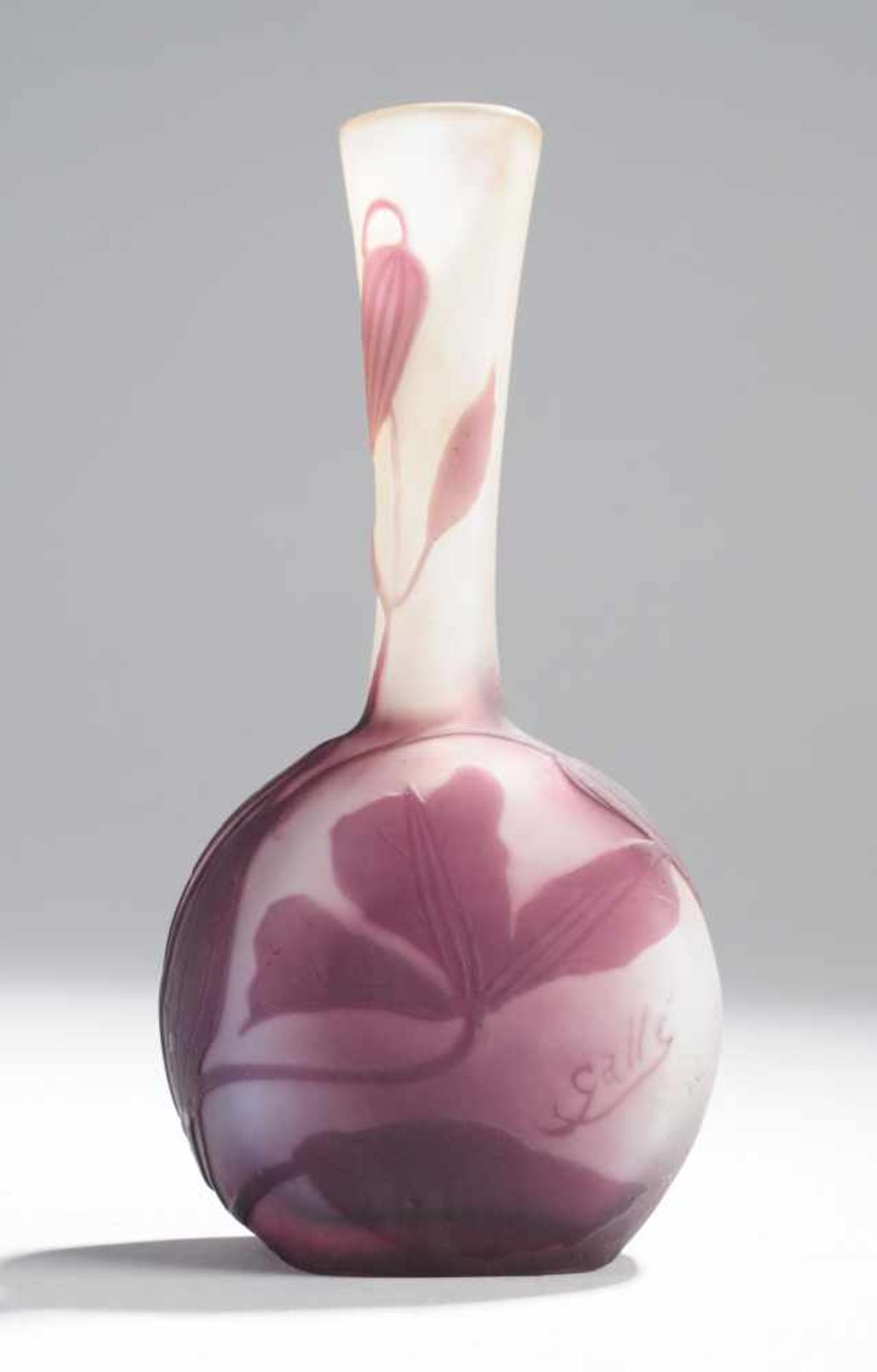 Kleine Vase mit ClematisFarbloses Glas, violett überfangen. Formgeblasen, ausgekugelter Boden.