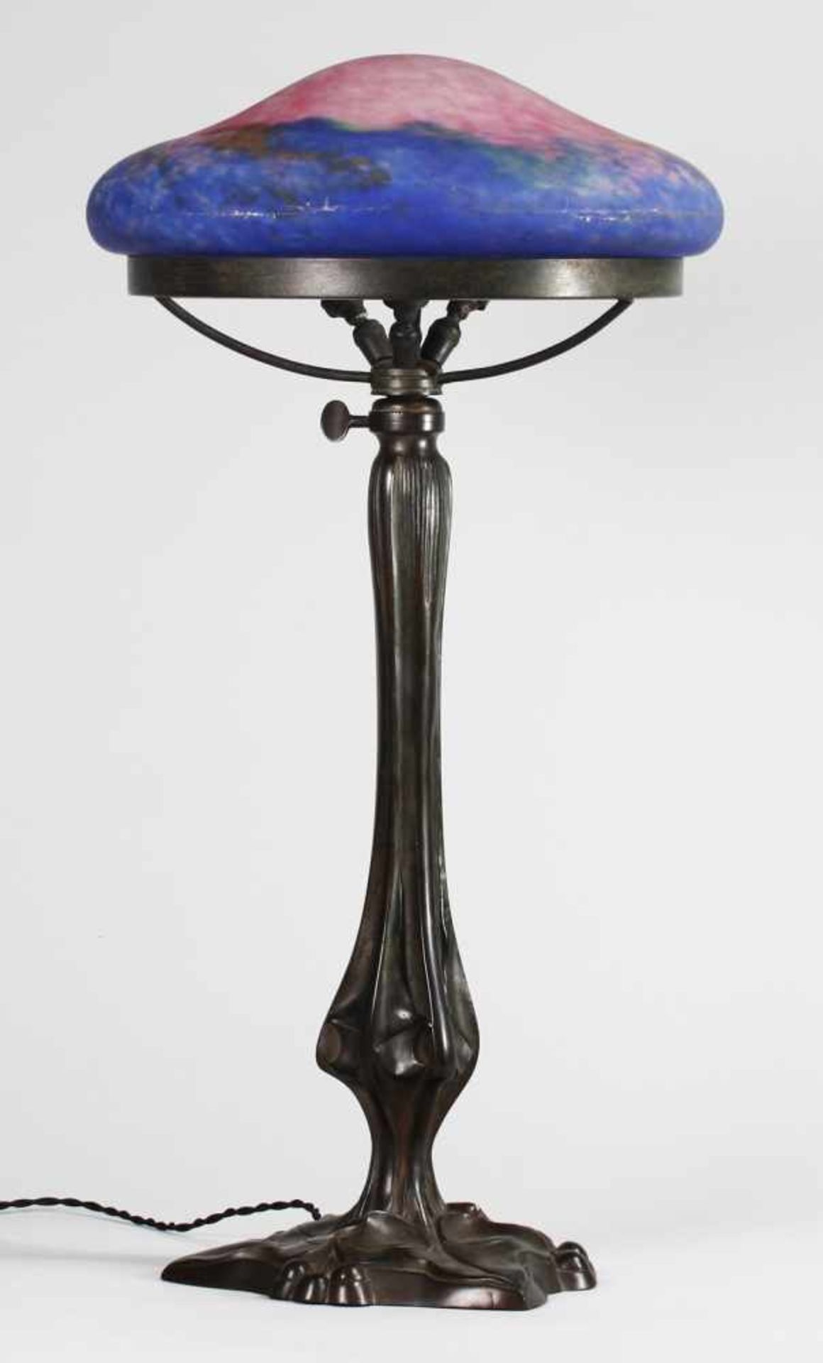 Große Jugendstil-Tischlampe3-flg. Bronze, patiniert. Fuß u. Schaft mit reliefierten Efeumotiven.