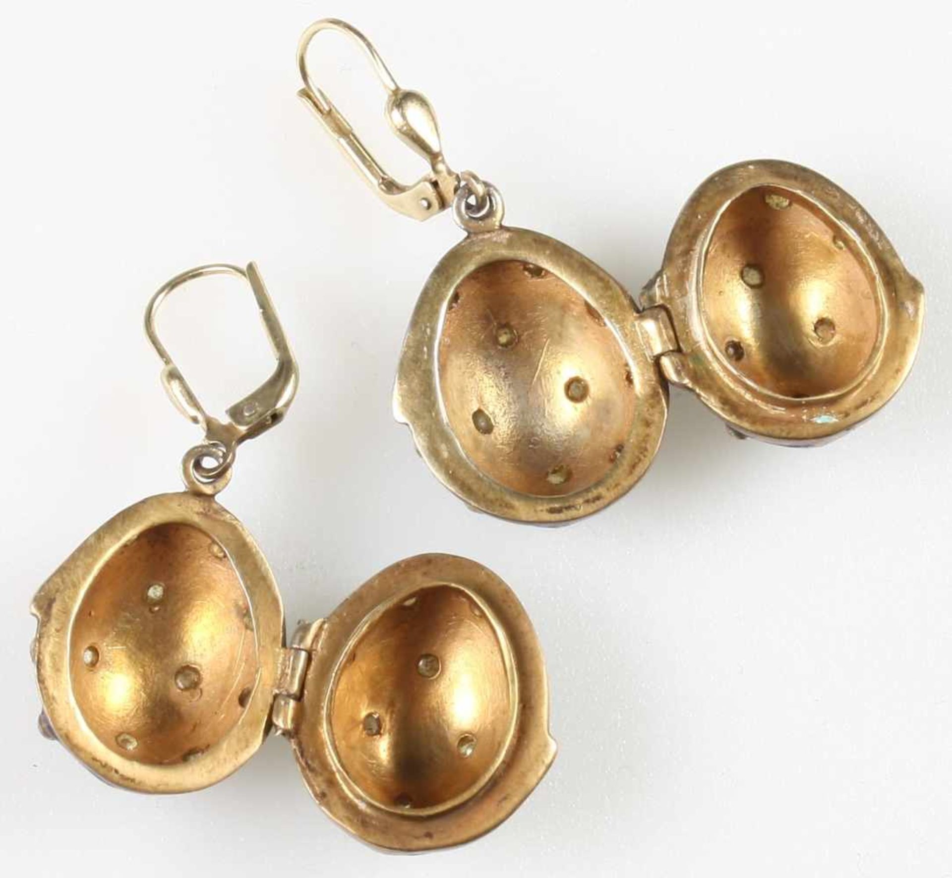 Paar Emaille-OhrhängerSilber, vergoldet. An hochgeschwungenen Klappbrisuren (gest. "585" GG) jew. - Bild 4 aus 4