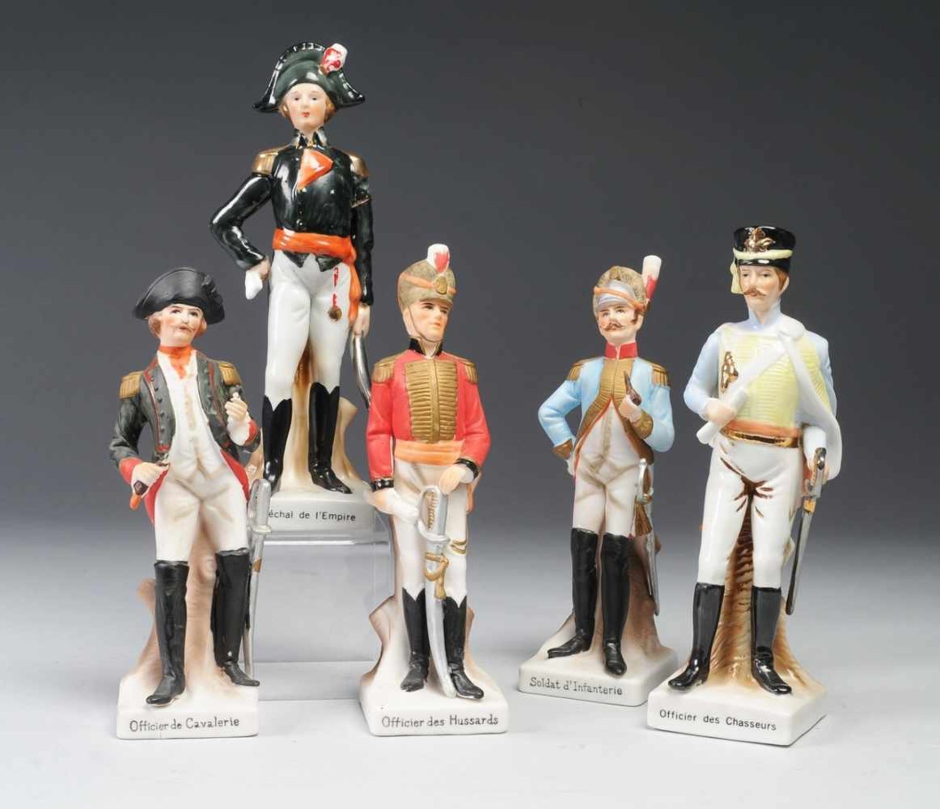 Fünf UniformfigurenBiskuitporzellan/ Porzellan, "Soldat d'Infanterie"/ "Maréchal de l'Empire"/ "