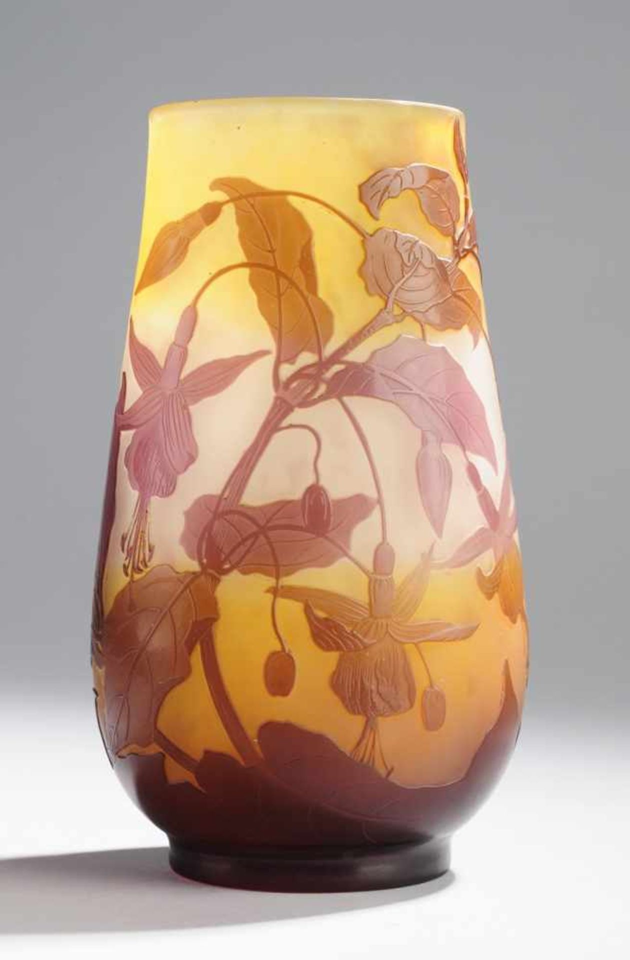 Vase mit FuchsienFarbloses Glas, part. mit gelben Pulvereinschmelzungen, violett überfangen.
