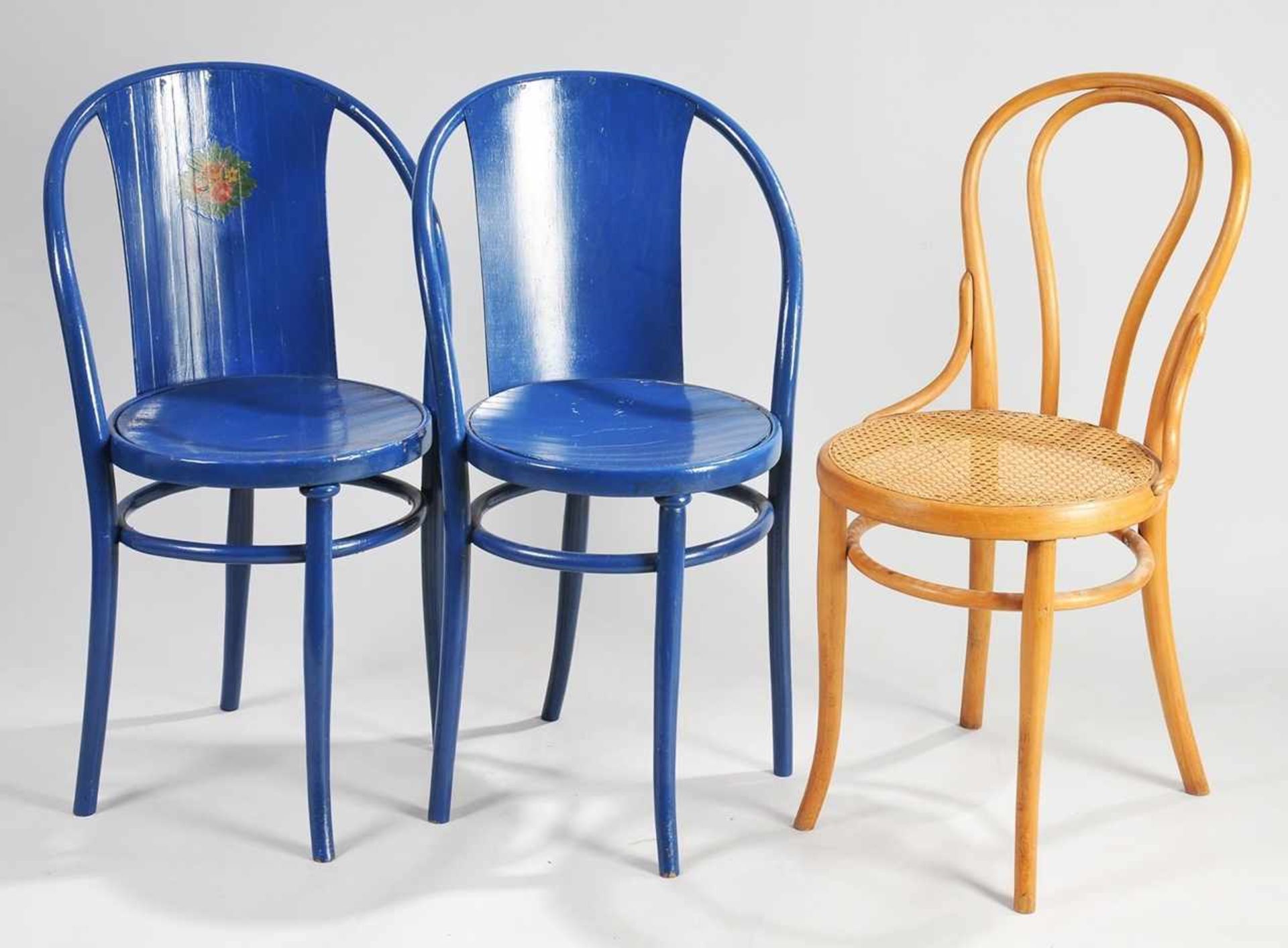 Drei BugholzstühleBuche, massiv u. gebogen. Thonet-Caféhausstuhl Nr. 18 sowie 2 Stühle der Firma