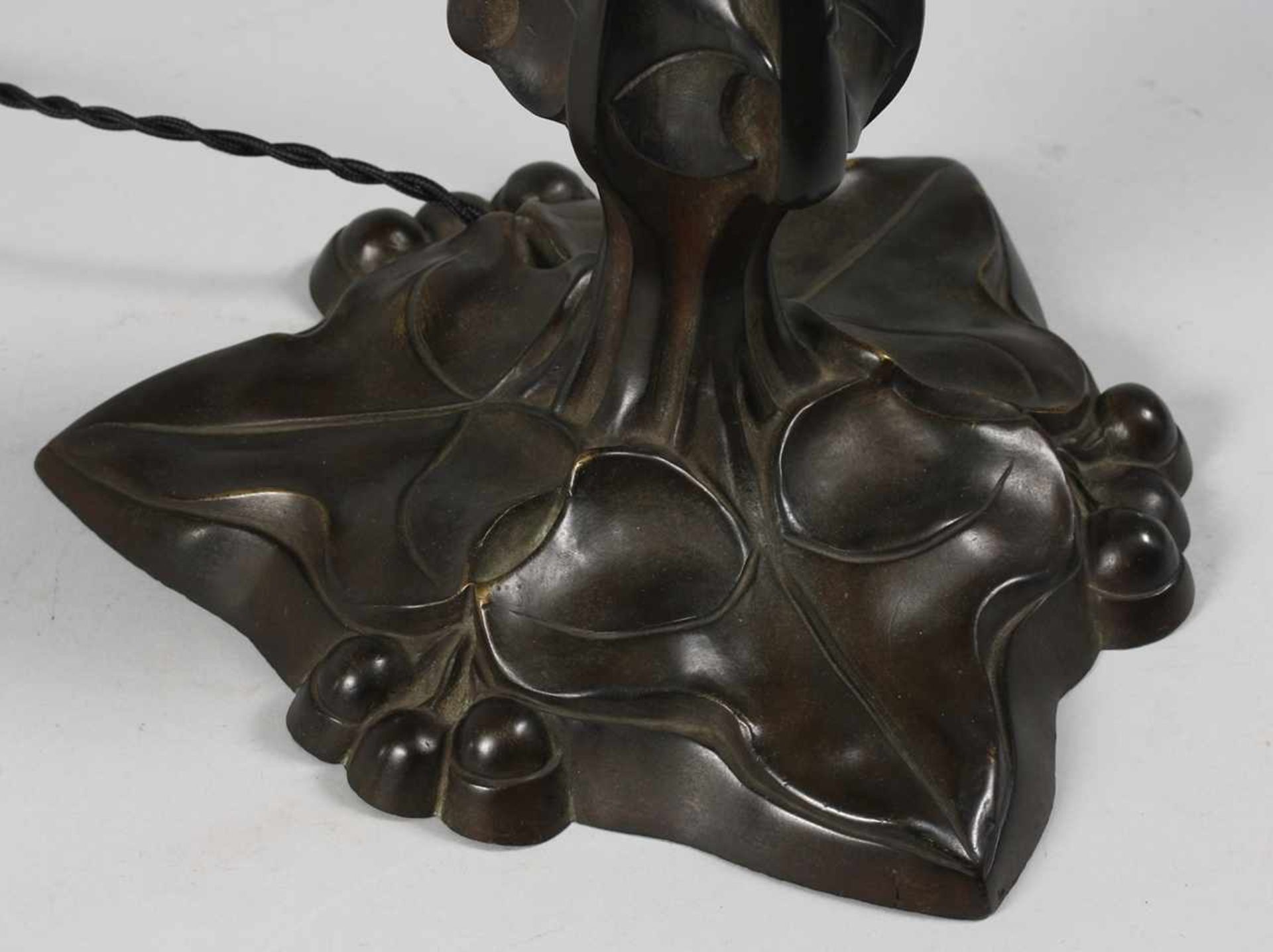Große Jugendstil-Tischlampe3-flg. Bronze, patiniert. Fuß u. Schaft mit reliefierten Efeumotiven. - Bild 6 aus 11