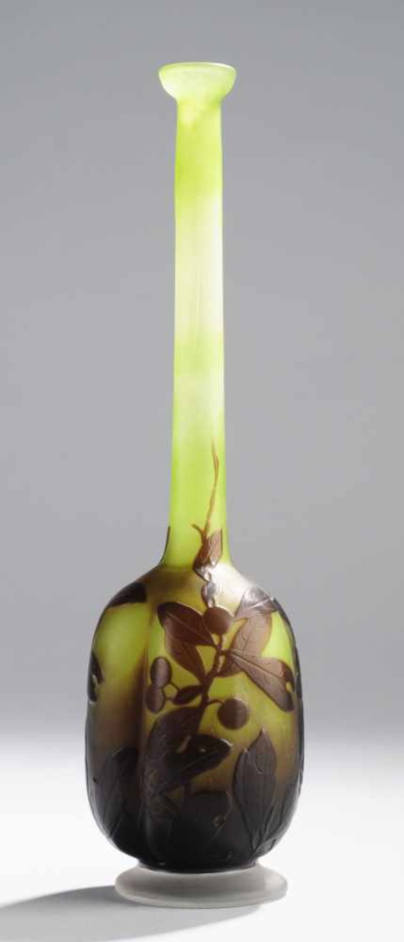 Vase mit SchlehenzweigenFarbloses Glas mit grünen Pulvereinschmelzungen, violett überfangen.